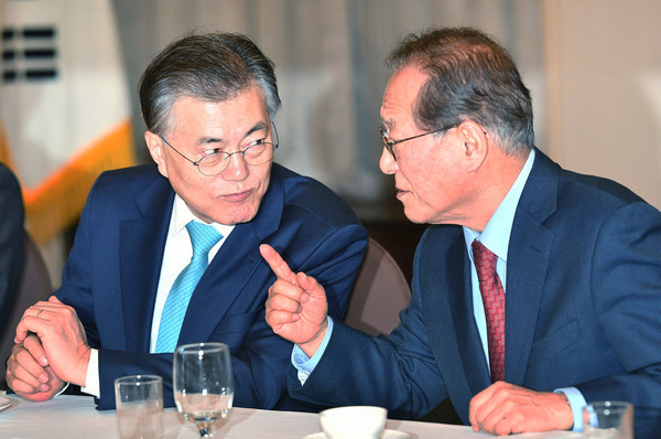 ▲ 문재인 전 대표가 지난달 14일 오전 서울 중구 프레스센터에서 열린 '10년의 힘 위원회'에 참석해 공동대표인 정세현 전 통일부 장관과 대화하고 있다. ⓒ뉴시스