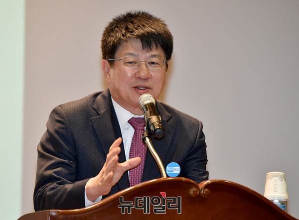 ▲ 바른정당 이종구 정책위의장(사진)은 14일 원내대책회의에서 더불어민주당 문재인 전 대표의 공공 부문 일자리 81만 개 창출의 허구성을 조목조목 폭로했다. ⓒ뉴데일리 이종현 기자