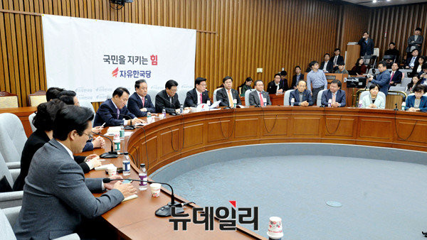 ▲ 자유한국당 정준길 대변인이 더불어민주당 문재인 전 대표를 겨냥, 노무현 전 대통령 일가 뇌물 비리 사건에 대해 진상을 밝히라고 요구했다. ⓒ뉴데일리 이종현 기자