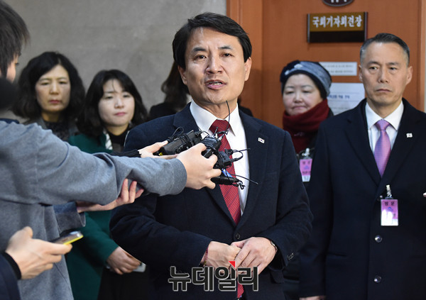 ▲ 자유한국당 김진태 의원이 14일 대선출마를 선언했다. 이 자리에는 박대출 의원과 조원진 의원도 함께 했다. ⓒ뉴데일리 이종현 기자