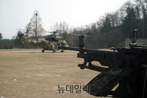 ▲ 수리온 헬기에 부착된 XE 12 7.62mm 한국형 기관총 ⓒ태상호 기자