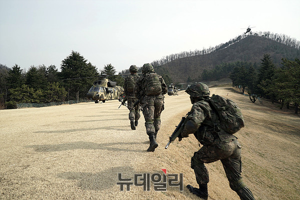 ▲ 수리온 헬기에 신속 탑승중은 특공대원들 ⓒ태상호 기자