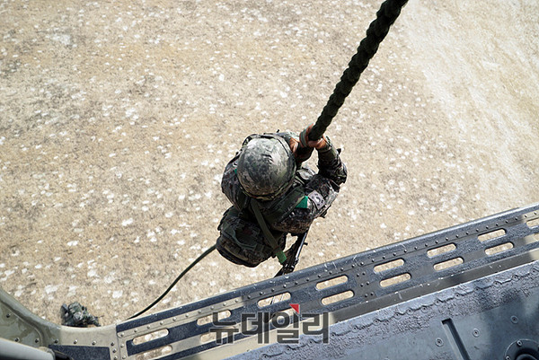 ▲ 수리온을 이용해 작전지에서 패스트로프로 저공비행중인 수리온 헬기에서 신속 투입 중인 특공대원들 ⓒ태상호 기자