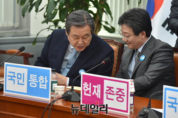 ▲ 바른정당 김무성 의원과 유승민 의원이 13일 오전 국회에서 열린 확대중진회의에서 환하게 웃으며 무언가를 논의하고 있다. 이 두 의원은 이날 저녁 만찬 회동까지 함께 했으나, 직후 열린 비공개 의총에서는 두 의원과 각각 친한 의원 그룹 사이에서 원색적인 비난까지 상호 오간 것으로 전해졌다. ⓒ뉴데일리 이종현 기자