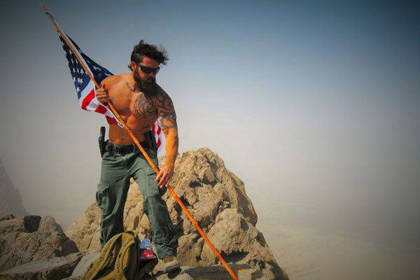 2011년 아프가니스탄에서 산 정상에 성조기를 꽂는 美육군 제75레인저 연대 부대원. 이 정도가 '평범한 몸매'라고 한다. ⓒ핀인터레스트 공개사진 캡쳐
