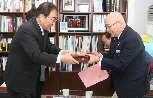 ▲ 일본 NPO젓가락문화협회 우라타니 효우고 회장(오른쪽)이 14일 이승훈 충북 청주시장을 방문해 인사를 나누고 있다.ⓒ청주시