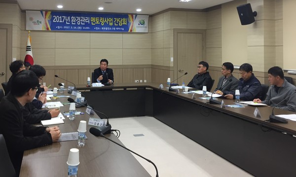 ▲ 충북도 북부출장소가 제천, 단양중소기업을 대상으로 환경관리 멘토링사업 간담회를 열고 있다.ⓒ북부출장소