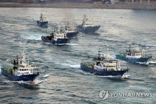 ▲ 지난달 부산 남항에서 선망 어선 100여척이 바닷모래 채취를 반대하는 현수막을 걸고 출항하고 있다.ⓒ연합뉴스