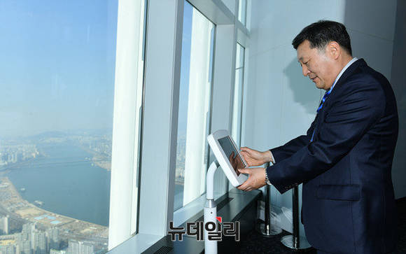 박동기 대표가 서울스카이 전망대에서 서울 시내를 둘러보고 있다. ⓒ정상윤 기자