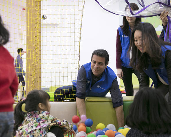 ▲ 메르세데스-벤츠 사회공헌위원회 디미트리스 실라키스 의장이 에델마을 아동들과 즐거운 시간을 보내고 있는 모습.ⓒ메르세데스-벤츠코리아