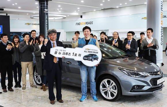 ▲ 올 뉴 크루즈의 1호차 고객 최연식씨(오른쪽) 및 한국지엠 국내영업본부 백범수 전무(왼쪽)가 모형키를 함께 들고 있는 모습.ⓒ한국지엠