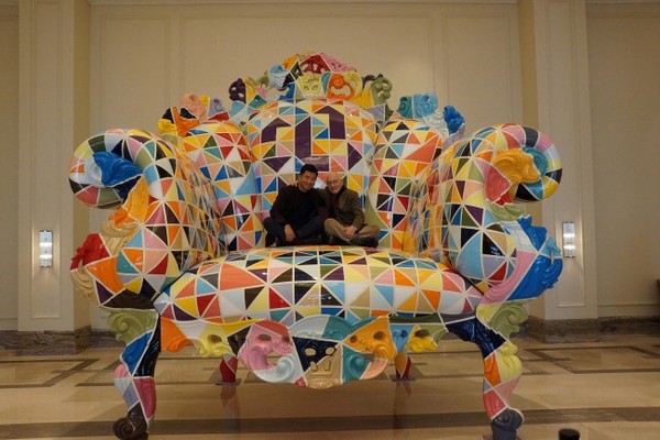 ▲ 왼쪽부터 파라다이스그룹 전필립 회장과 알레산드로 멘디니가 파라다이스 프루스트에서 포즈를 취하고 있다.