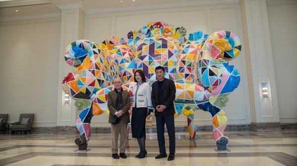 ▲ 왼쪽부터 알레산드로 멘디니, 파라다이스문화재단 최윤정 이사장, 파라다이스그룹 전필립 회장이 프루스트 의자 앞에서 포즈를 취하고 있다.