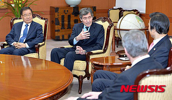 2016년 2월 한국 외교부를 방문한 조셉 디트라니 前 6자 회담 차석대표(왼쪽에서 두번째). 최근 북한과의 '반민반관 접촉'을 계속 추진 중이라고 한다. ⓒ뉴시스. 무단전재 및 재배포 금지.