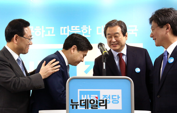 ▲ 15일 자유한국당을 탈당해 바른정당에 입당한 지상욱 의원을 김무성 의원과 유승민 의원이 함께 환영하고 있다. ⓒ뉴데일리 이종현 기자