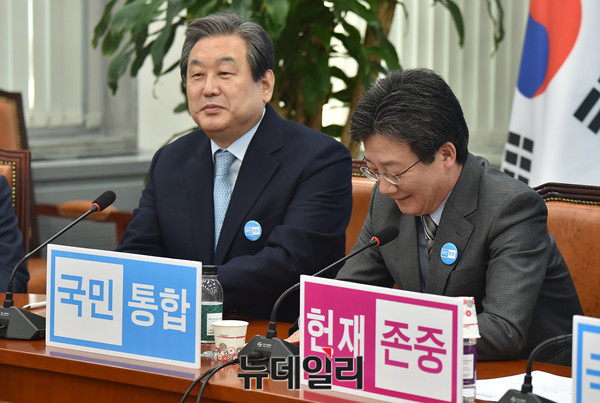 ▲ 바른정당 김무성 의원과 유승민 의원이 13일 국회에서 열린 확대중진회의 도중 웃음을 짓고 있다. ⓒ뉴데일리 이종현 기자