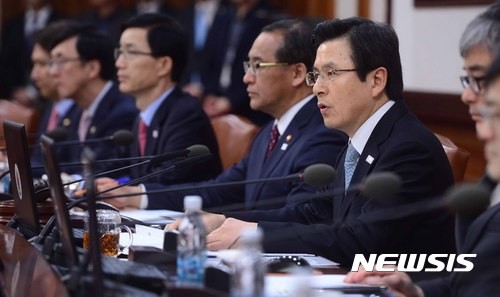 ▲ 황교안 대통령 권한대행 국무총리가 15일 서울 종로구 정부서울청사에서 열린 임시 국무회의를 주재하고 있다. ⓒ뉴시스