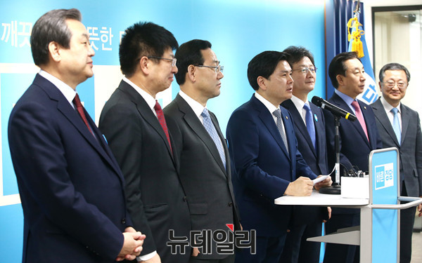 ▲ 지상욱 의원이 15일 자유한국당을 탈당해 바른정당에 입당했다. 이날 오전 서울 여의도 바른정당 중앙당사에서 입당 기자회견을 갖고 있는 지상욱 의원의 모습. ⓒ뉴데일리 이종현 기자