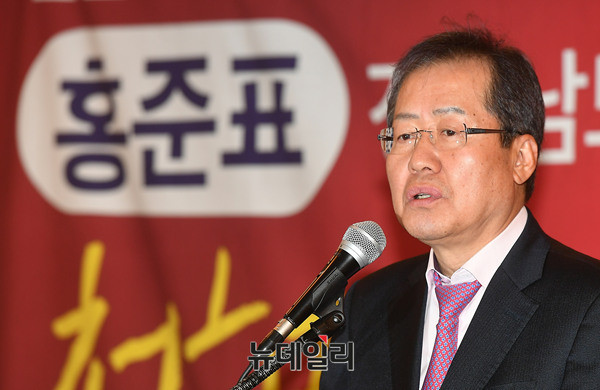 ▲ 홍준표 경남도지사가 15일 서울 광화문 프레스센터에서 열린 특별대담 도중 질문을 받고 있다. ⓒ뉴데일리 정상윤 기자