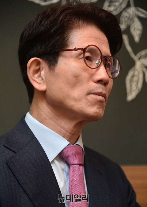 ▲ 자유한국당 소속 김문수 전 경기도지사가 15일 대선 불출마를 선언했다. 사진은 동대구역에서 〈뉴데일리〉와 단독 인터뷰를 할 당시 모습. ⓒ뉴데일리 공준표 기자