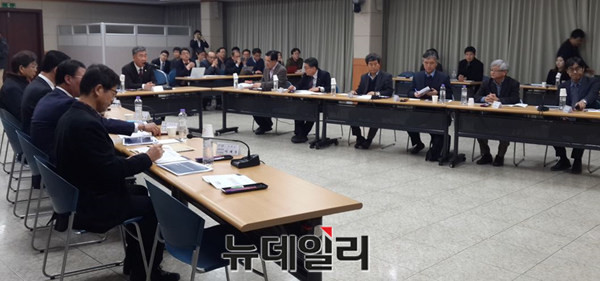 ▲ 서울~세종 고속도로 청주 경유 노선이 중부고속도로 확장에 미치는 영향에 대한 최종 용역 보고회가 15일 청주시청에서 열렸다.ⓒ김종혁 기자