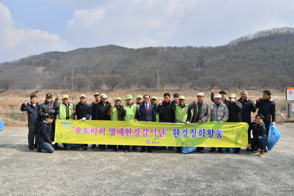 ▲ 청도군 노인오토바이 명예환경감시단(단장 이현기)은 지난 14일 청도천 둔치에서 덕절산 생태공원까지 환경정화 활동을 펼쳤다.ⓒ청도군 제공