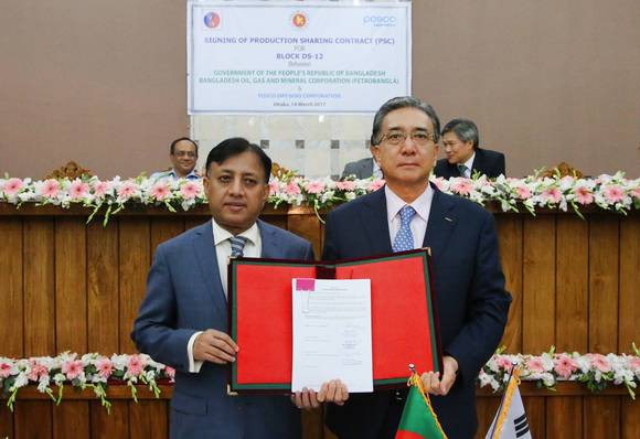▲ 포스코대우 김영상 사장과 아불 만수르 파이줄라(Abul Mansur Faizullah) 페트로방글라 회장이 방글라데시 DS-12 심해 탐사 광구 생산물분배계약을 체결하고 있다.ⓒ포스코대우