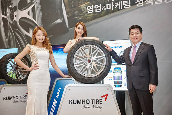 ▲ 금호타이어는 15일 SUV용 타이어 크루젠 HP71과 엑스타 PS71 등 신제품을 공개했다.ⓒ금호타이어