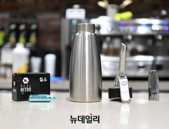▲ 리얼니트로 커피를 만들기 위한 준비물 ⓒ 정상윤 기자