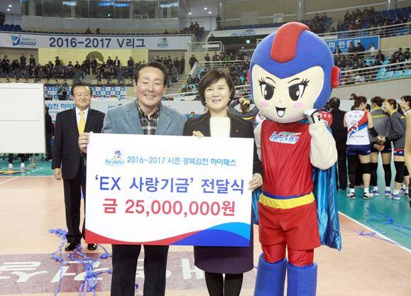 ▲ 14일 김천체육관에서 한국도로공사 김학송 사장(왼쪽)이 김천지역 희귀 난치병 어린이 지원에 쓰일 기금을 전달하고 있다.ⓒ도로공사