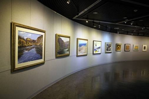 ▲ 15일 서울 노원구 삼육대학교 박물관에서 열린 '아름다운 세상' 서양화전에 전시된 작품들. ⓒ삼육대