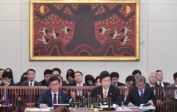 ▲ 윤병세 외교부 장관(가운데)과 홍용표 통일부 장관(왼쪽)이 국회에서 열린 외교통일위원회 전체회의에 참석한 모습.ⓒ이종현 기자