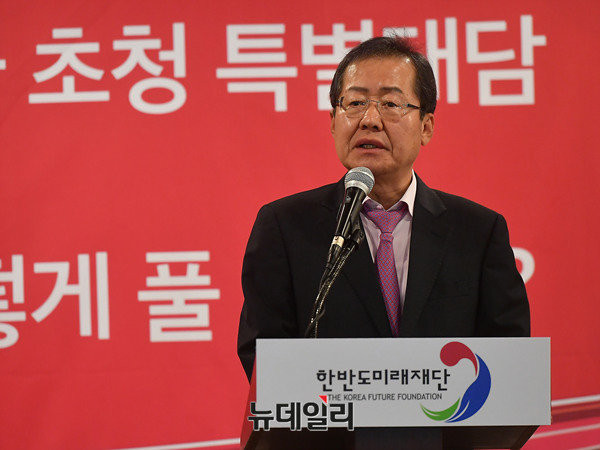 ▲ 자유한국당 소속 홍준표 경남도지사가 〈리얼미터〉의 15일 긴급 여론조사 결과 지지율이 두 배 가까이 뛴 것으로 드러났다. ⓒ뉴데일리 정상윤 기자