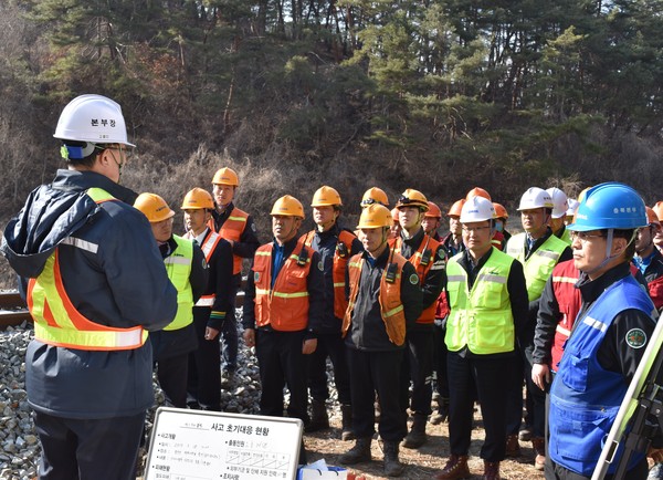 ▲ 코레일 충북본부가 정선세재 1터널 일원에서 철도사고 대비 위기대응역량 강화를 위한 비상대응 합동훈련을 하고 있다.ⓒ코레일 충북본부