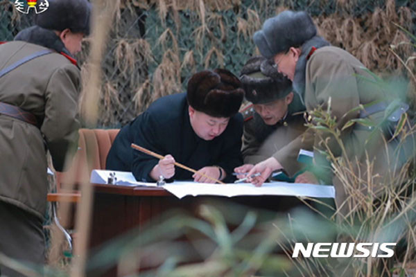▲ 김정은이 부하들과 지도를 보며 이야기하는 모습. 김정은이 아무리 '전쟁난다'고 외쳐도 북한 주민들은 이 말을 거의 믿지 않는 듯하다. ⓒ뉴시스. 무단전재 및 재배포 금지.