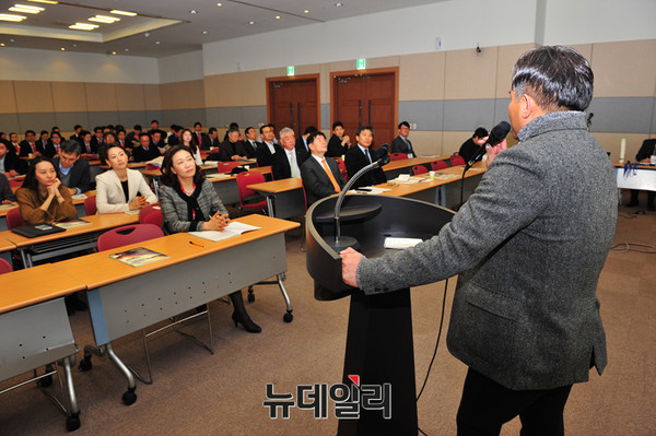 ▲ 제 3회 항공보안 심포지엄 축사중인 아시아나항공 항공보안실 박일재 상무  ⓒ오세진 기자