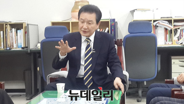 ▲ 더불어민주당 변재일 의원이 16일 충북도청에서 안희정 캠프에 합류한 입장을 밝히고 있다.ⓒ김종혁 기자