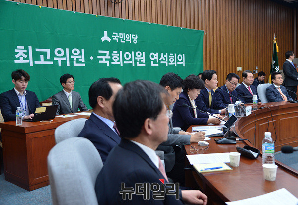 ▲ 국민의당 주승용 원내대표(사진 가운데)가 공식 회의 석상에서 모두발언을 하고 있다. ⓒ뉴데일리 이종현 기자