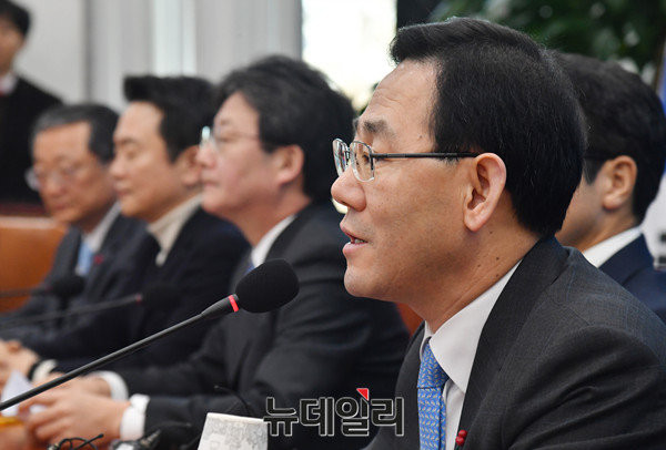 ▲ 바른정당 주호영 대표권한대행이 당의 공식 회의 석상에서 모두발언을 하고 있다. ⓒ뉴데일리 이종현 기자