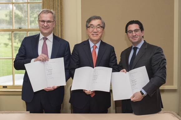 ▲ 16일(한국시간) 미국 샌프란시스코에서 ‘2M+H Strategic Cooperation’ 본계약 서명식을 가졌다. 유창근 현대상선 대표이사(가운데), 소렌 스코우(Soren Skou) 머스크라인 회장(좌측), 디에고 아폰테(Diego Aponte) MSC CEO(우측)가 서명식을 마치고 기념촬영을 하고 있다.ⓒ현대상선