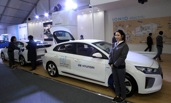 ▲ 현대자동차는 17일 개막하는 제4회 국제 전기자동차 엑스포에서 아이오닉 일렉트릭 i 트림을 공개할 예정이다.ⓒ현대자동차