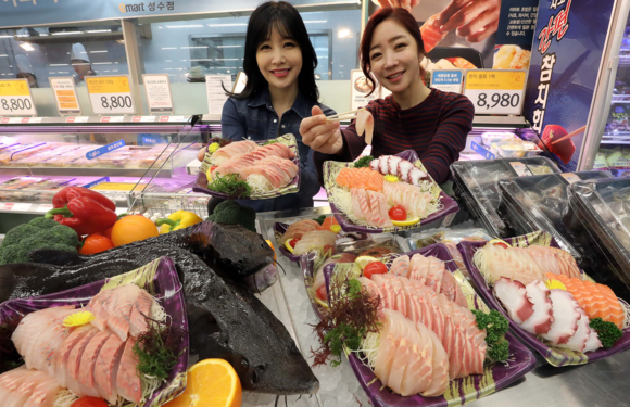 ▲ 16일 오전 서울 성동구 이마트 성수점에서 모델들이 철갑상어와 철갑상어 회를 선보이고 있다. ⓒ이마트