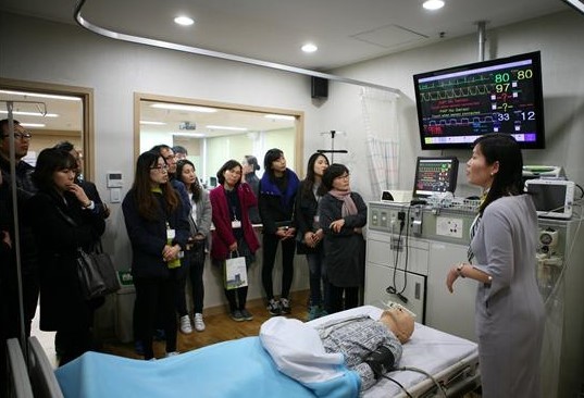 ▲ 통계교육원 직원들이 대원대에서 중학교 자유학기제를 앞두고 '1일 간호사 되기'체험활동을 하고 있다.ⓒ대원대학교