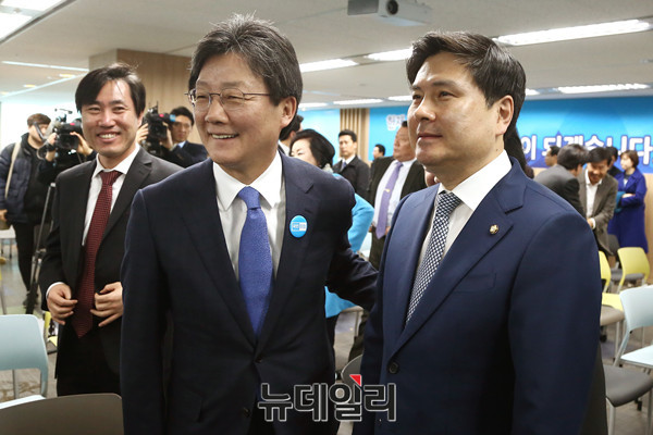 바른정당 유승민 의원(사진 왼쪽)이 지난 15일 자유한국당을 탈당해 바른정당으로 입당한 지상욱 의원을 환영하고 있다. ⓒ뉴데일리 이종현 기자