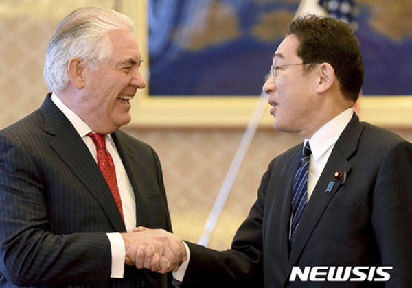 ▲ 지난 16일 日도쿄에서 열린 美日외교장관 회담에서 악수하는 렉스 틸러슨 美국무장관과 기시다 후미오 日외무장관. ⓒ뉴시스. 무단전재 및 재배포 금지.