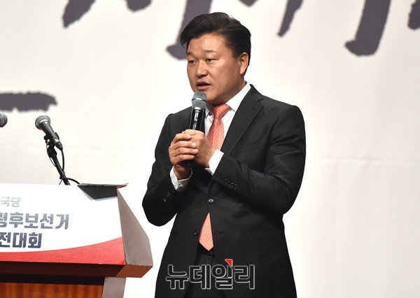 ▲ 신용한 전 대통령직속 청년위원장이 17일 서울 여의도 63빌딩 별관2층 그랜드볼룸에서 열린 자유한국당 대통령후보 경선에서 정견을 발표하고 있다. ⓒ뉴데일리 이종현 기자