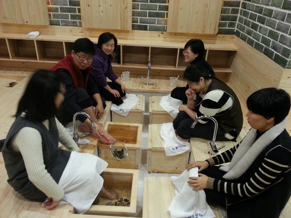 ▲ 족욕방 체험 모습. ⓒ서울시 제공