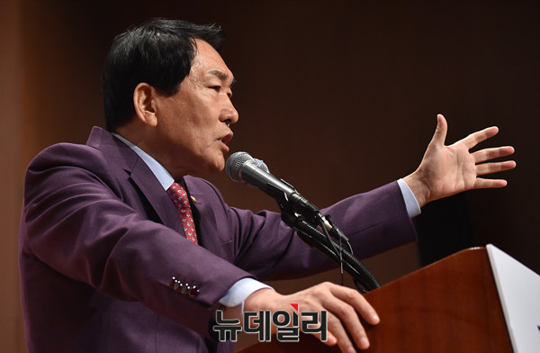 ▲ 인천광역시장을 지낸 안상수 의원이 17일 서울 여의도 63빌딩에서 열린 자유한국당 대선 경선 후보자대회에서 사자후를 토하고 있다. ⓒ뉴데일리 이종현 기자