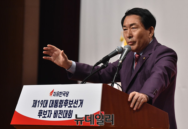 ▲ 인천광역시장을 지낸 안상수 의원이 17일 서울 여의도 63빌딩에서 열린 자유한국당 대선 경선 후보자대회에서 사자후를 토하고 있다. ⓒ뉴데일리 이종현 기자
