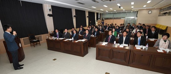 ▲ 충북 청주시의회가 17일 서울시 김용석 의원을 초청해 올해 첫 연찬회를 진행했다.ⓒ청주시의회